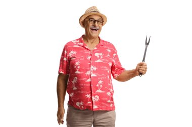 Olgun bir adam büyük bir çatal tutuyor ve işaret ediyor. Beyaz arka planda izole edilmiş.