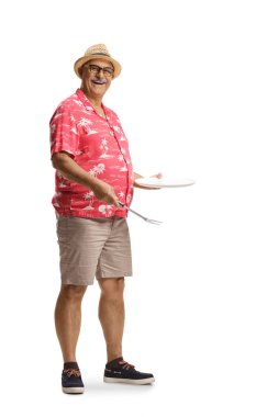 Olgun bir adam elinde çatal ve beyaz arka planda izole bir tabak tutuyor.