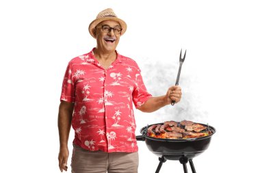 Olgun bir adam bbq eti pişiriyor ve beyaz arka planda izole edilmiş bir çatal tutuyor.
