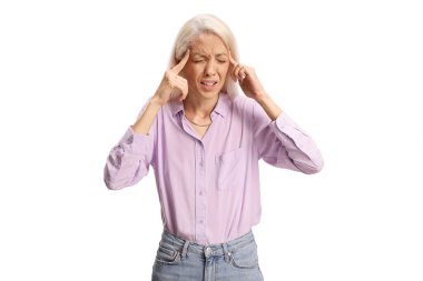 Beyaz arka planda izole edilmiş baş ağrısı çeken genç bir kadın.