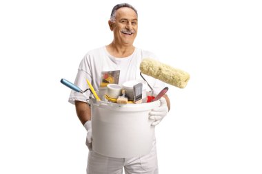 Beyaz arkaplanda fırçalı bir kova taşıyan bir ressam.