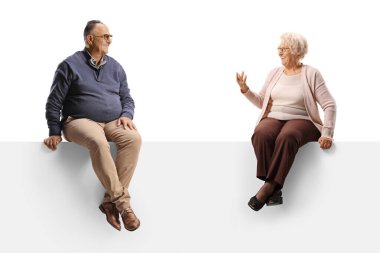 Olgun erkek ve kadın beyaz arka planda izole edilmiş bir şekilde sohbet ediyorlar.