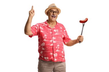 Sosis tutan ve beyaz arka planda izole edilmiş mutlu bir adam.