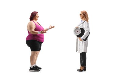 Beyaz arka planda izole edilmiş bir doktorla konuşan şişman bir kadının tam boy profil çekimi.