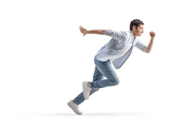 Kot pantolonlu sıradan bir adamın beyaz arka planda tek başına koşarken tam boy profil fotoğrafı.