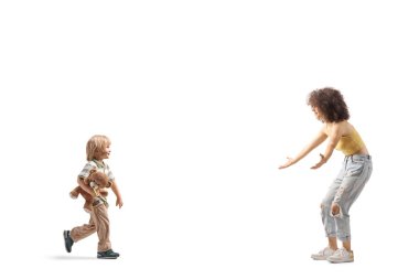 Oyuncak ayılı bir çocuk beyaz arka planda soyutlanmış genç bir kadına doğru yürüyor.