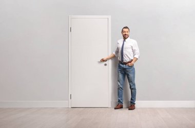 Adam apartman kapısını kapatıyor.