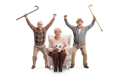 Koltuğunda futbol oynayan yaşlı bir kadın ve beyaz arka planda izole edilmiş yaşlı erkekler tezahürat yapıyor.