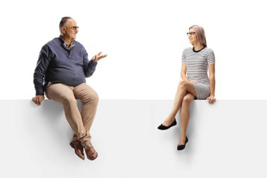 Panelde oturan genç bir kadın beyaz arka planda izole edilmiş olgun bir adamla konuşuyor.