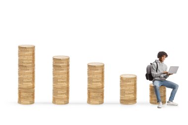 Afrikalı Amerikalı öğrenci dizüstü bilgisayar kullanıyor ve beyaz arka planda izole edilmiş bozuk paraların üzerinde oturuyor.