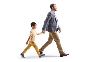 Baba ve çocuk birlikte yürüyor ve beyaz arka planda el ele tutuşuyorlar.