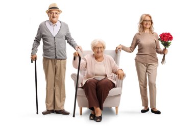 Yaşlı ailesiyle birlikte poz veren orta yaşlı bir kadın beyaz arka planda izole edilmiş.