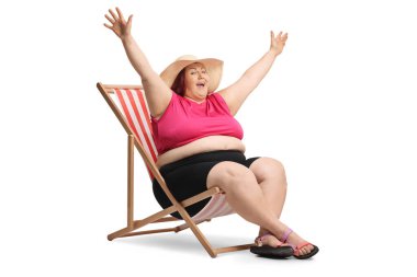 Beyaz arka planda izole bir plaj sandalyesinde oturan mutlu ve iri kadın.