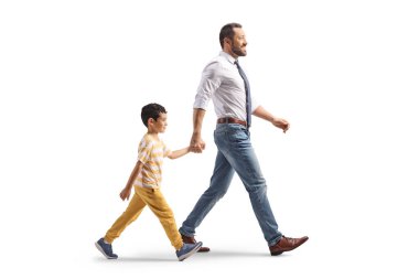 Baba ve oğul birlikte yürüyorlar ve beyaz arka planda el ele tutuşuyorlar.