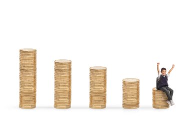 Beyaz arka planda izole edilmiş bozuk paraların üzerinde oturan mutlu öğrenci.