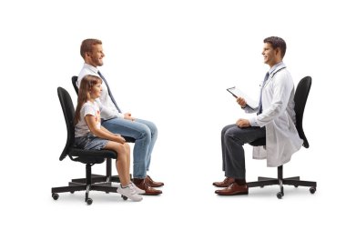 Baba ve kızı beyaz arka planda izole edilmiş bir doktor randevusunda.