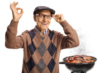 Beyaz arka planda izole edilmiş barbekü işaretli gülümseyen yaşlı adam.