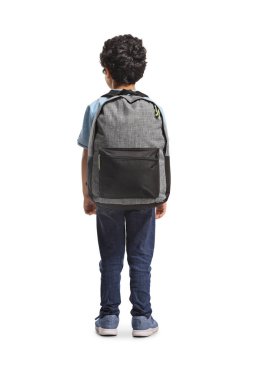 Beyaz arka planda sırt çantalı bir çocuğun dikiz görüntüsü.