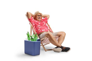 Mutlu bir adam beyaz arka planda izole edilmiş buzdolabında biralarıyla güvertede oturuyor.