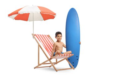 Çocuk güvertede oturuyor ve beyaz arka planda izole edilmiş bir sörf tahtası tutuyor.