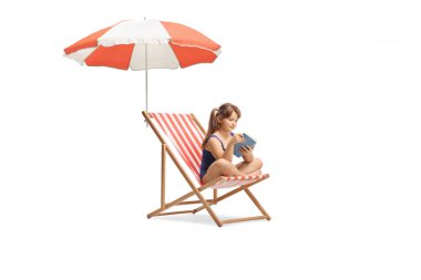 Gilr kitap okuyor ve beyaz arka planda izole bir plaj sandalyesinde oturuyor.
