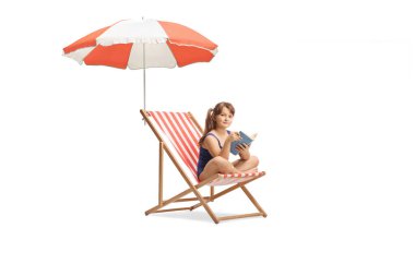 Gilr, beyaz arka planda izole bir plaj sandalyesinde şemsiyenin altında kitap okuyor.