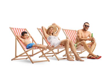 Güverte sandalyelerinde güneşlenen çocuklu ebeveynler beyaz arka planda izole edilmiş.