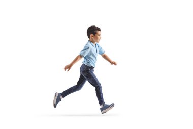 Beyaz arka planda yalnız koşan Asyalı bir çocuğun tam boy profil çekimi