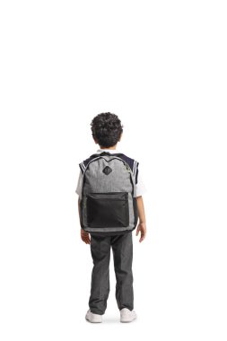 Okul üniformalı bir çocuğun beyaz arka planda izole edilmiş bir sırt çantasıyla dikiz görüntüsü.