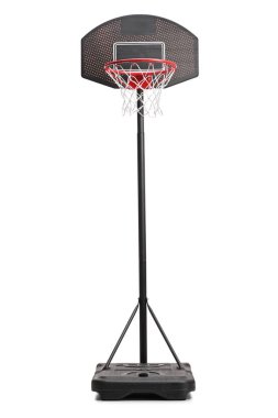 Beyaz arka planda izole edilmiş halkalı bir basketbol topunun ön görüntüsü.