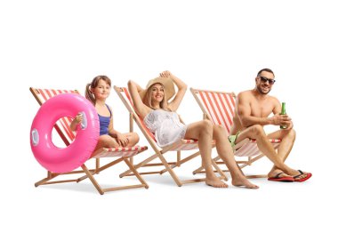 Anne, baba ve kız güvertede güneşleniyor beyaz arka planda izole edilmiş sandalyelerde