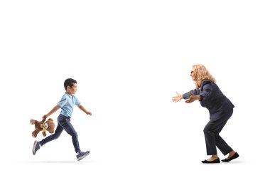 Oyuncak ayılı bir çocuk koşuyor ve beyaz arka planda izole edilmiş bir kadınla buluşuyor.