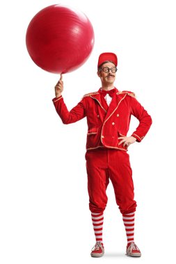 Gösterici beyaz arka planda parmağı izole bir şekilde büyük bir top çeviriyor.