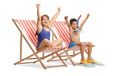 Heyecanlı erkek ve kız yaz tatilini beyaz arka planda izole plaj sandalyelerinde geçiriyorlar.