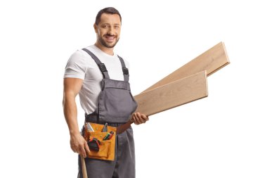 Marangoz beyaz arka planda izole edilmiş ahşap kirişler tutuyor.