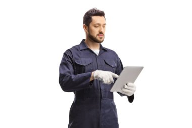 Beyaz arkaplanda izole edilmiş dijital tablet kullanan otomatik tamirci