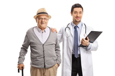 Erkek doktor, beyaz arka planda izole edilmiş, bastonlu yaşlı bir hastayı tutuyor.