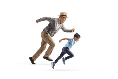 Beyaz arka planda izole edilmiş bir çocukla yarış düzenleyen kıdemli bir adam.