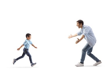 Beyaz arka planda izole edilmiş bir adamla buluşan çocuk.