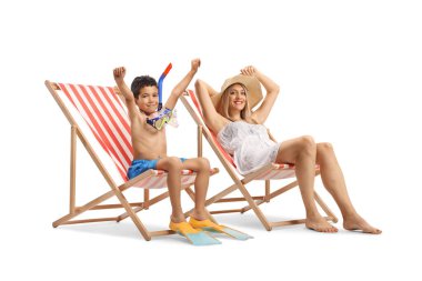 Bir yaz tatilinde plaj sandalyesinde oturan heyecanlı çocuk annesi beyaz arka planda izole edilmiş.