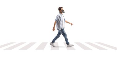 Gaz maskesi takan ve beyaz arka planda tek başına yürüyen sıradan bir gencin tam boy profil fotoğrafı.