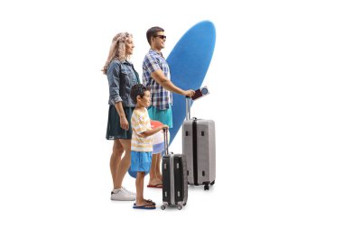 Beyaz arka planda bavulları olan bir ailenin uzun metrajlı fotoğrafı.