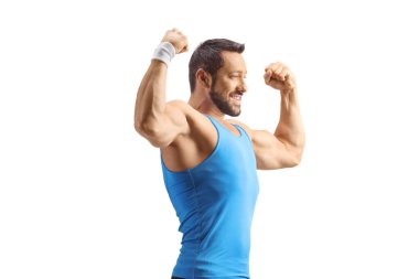 Güçlü kuvvetli adam beyaz arka planda izole edilmiş kol kaslarını çalıştırıyor.