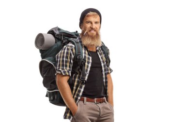 Sırt çantalı sakallı yürüyüşçü beyaz arka planda izole edilmiş kameraya bakıyor.