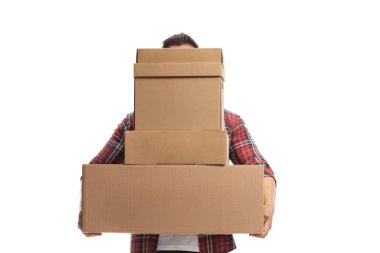 Beyaz arka planda izole edilmiş uzun bir karton kutu yığını tutan kişi