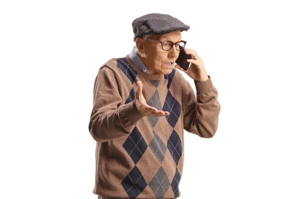 Злой пожилой человек делает телефонный звонок изолирован на белом фоне
