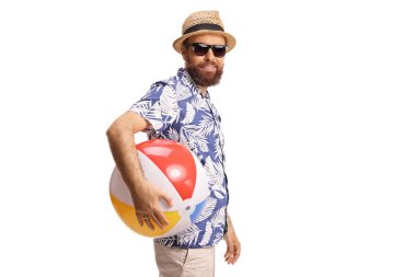 Sakallı, güneş gözlüklü, beyaz arka planda izole bir plaj topu tutan adam.