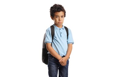 Beyaz arka planda izole edilmiş sırt çantalı ciddi bir çocuk.