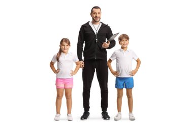 Spor koçu elinde bir düdük, elinde bir pano ve beyaz arka planda izole edilmiş iki çocukla duruyor.