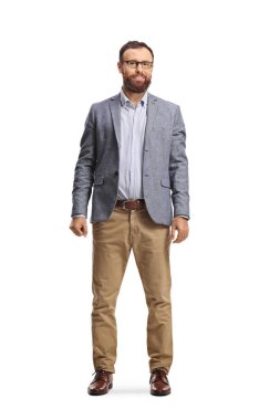 Beyaz arka planda tek başına duran sakallı bir adamın tam boy portresi.